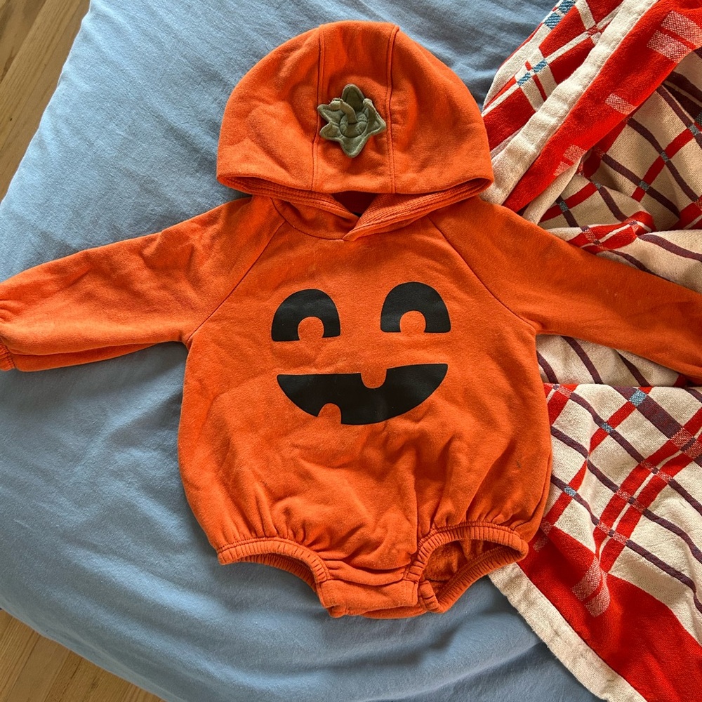 Old navy baby pumpkin costume 6-12m like new